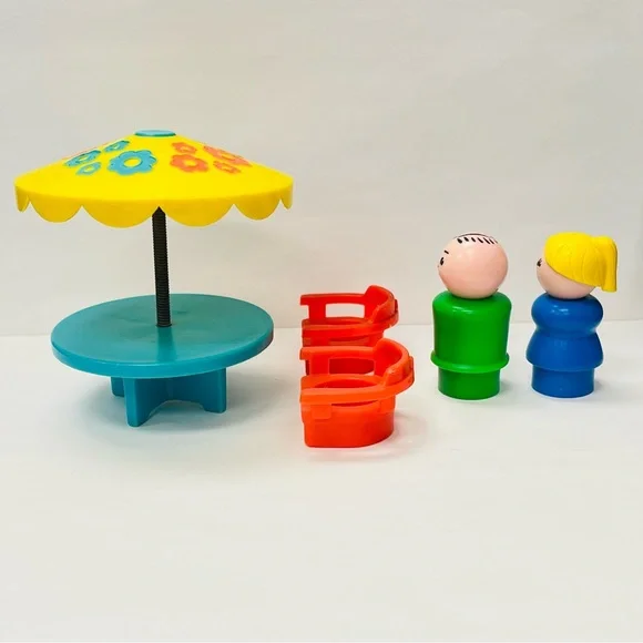 Vintage Fisher-Price Little People Patio Set - Including Daddy & Mommy People - Picture 4 of 5